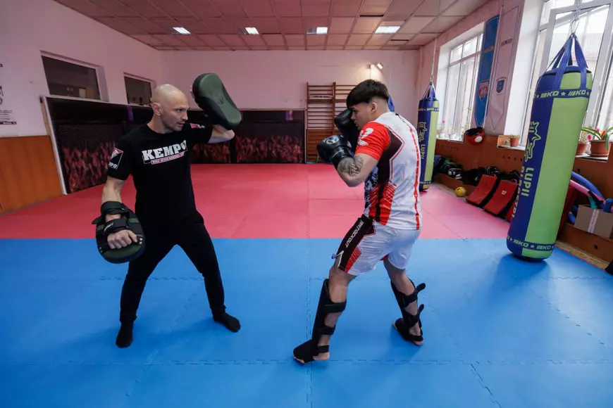 Ștefan Lobodă, tânărul care la 19 ani a adus aurul României la MMA: „Dacă aș putea, aș lua toți tinerii în sală să facă sport”