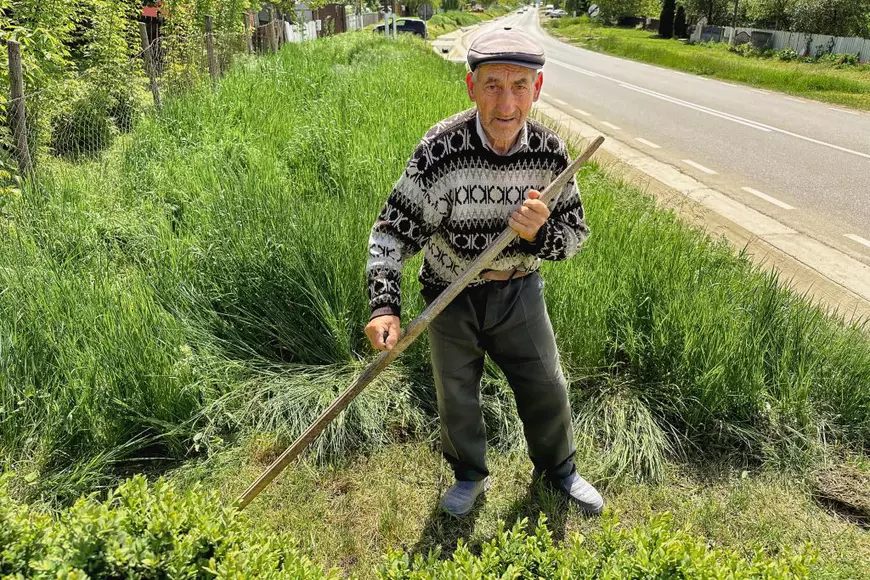 FOTO REPORTAJ Din viața și problemele vecinilor lui Dumitru Buzatu, fostul lider PSD aflat în arest la domiciliu, într-un sat de lângă Vaslui. „Doar n-o să-l plângem pe el acum!” 