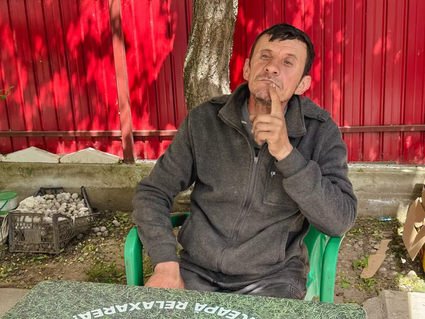 FOTO REPORTAJ Din viața și problemele vecinilor lui Dumitru Buzatu, fostul lider PSD aflat în arest la domiciliu, într-un sat de lângă Vaslui. „Doar n-o să-l plângem pe el acum!” 
