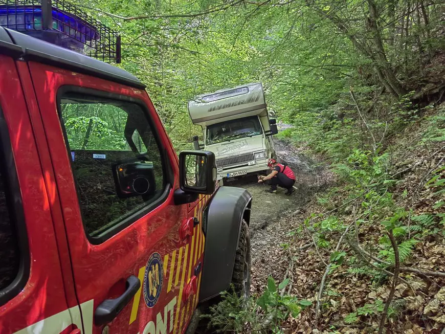 O familie din Germania a rămas cu rulota suspendată 30 de metri deasupra unei prăpăstii din Ceahlău