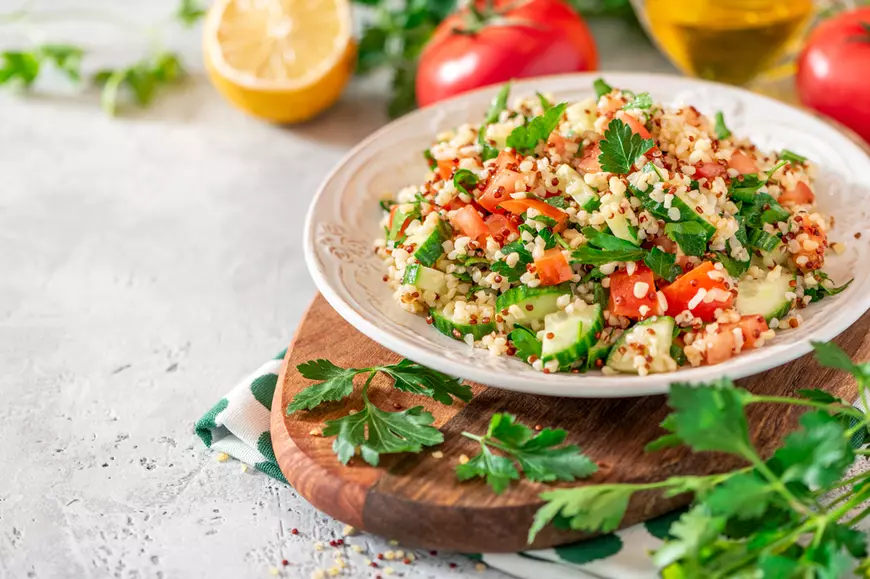 Rețete rapide pentru dieta mediteraneană - Salată cu quinoa și legume
