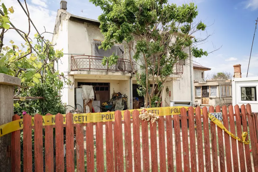 REPORTAJ. La nouă luni de la exploziile din Crevedia, oamenii acceptă posterul primarului pe poartă și oferta de despăgubiri a patronilor stației GPL: „Nu e de-ajuns, dar ce să facem?”