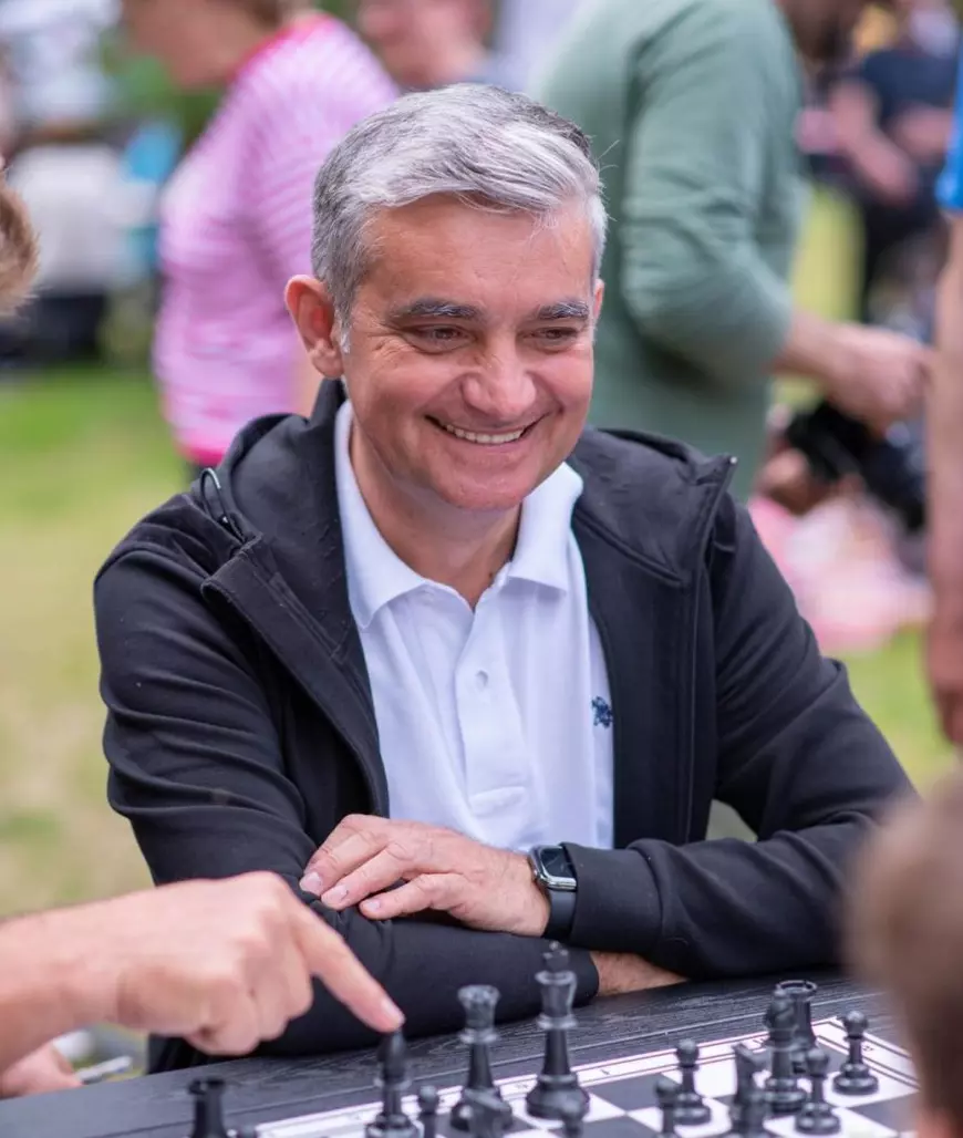 „Cartelul din Carpați”. Investigație Recorder despre primarul liberal din Sinaia Vlad Oprea și conexiunile de la vârful PNL
