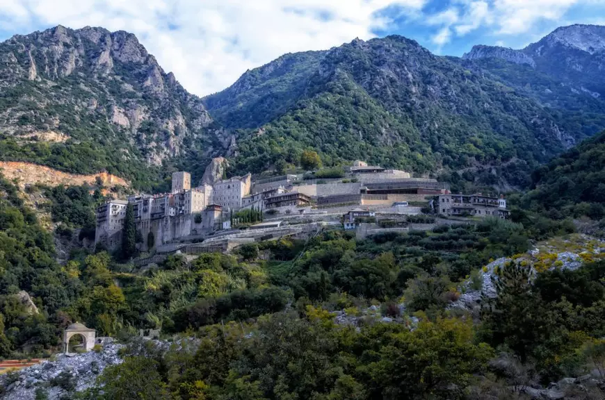 Curiozităţi despre Muntele Athos - Imagine cu Mănăstirea Sfântul Pavel de pe Muntele Athos.