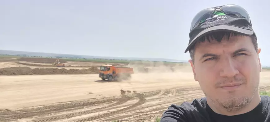 Stadiul lucrărilor la autostrăzile Moldovei. A7 ține pesimiștii în șah: „N-am văzut un utilaj pe dreapta, deși era sâmbătă”. Coșmarul birocratic de la A8