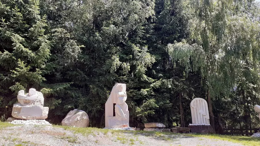 Satul turistic ridicat în Apuseni după accidentul de avion în care a murit Adrian Iovan, în 2014. A apărut inclusiv un parc tematic cu statui nud