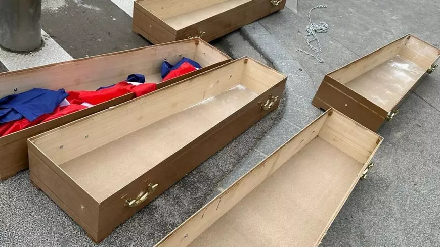 Cinci sicrie înfășurate în drapelul Franței, lăsate de un șofer bulgar sub Turnul Eiffel: „Soldați francezi ai Ucrainei”