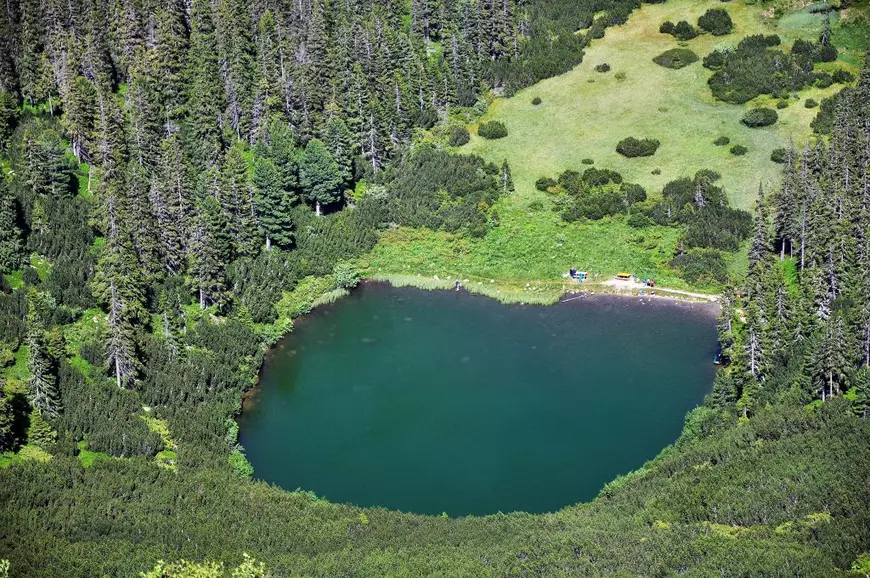 „Potecu’ Stânelor”, traseul tematic unic în România. Cascade la tot pasul, poieniţe retrase, poteci secrete și mâncare din abundență