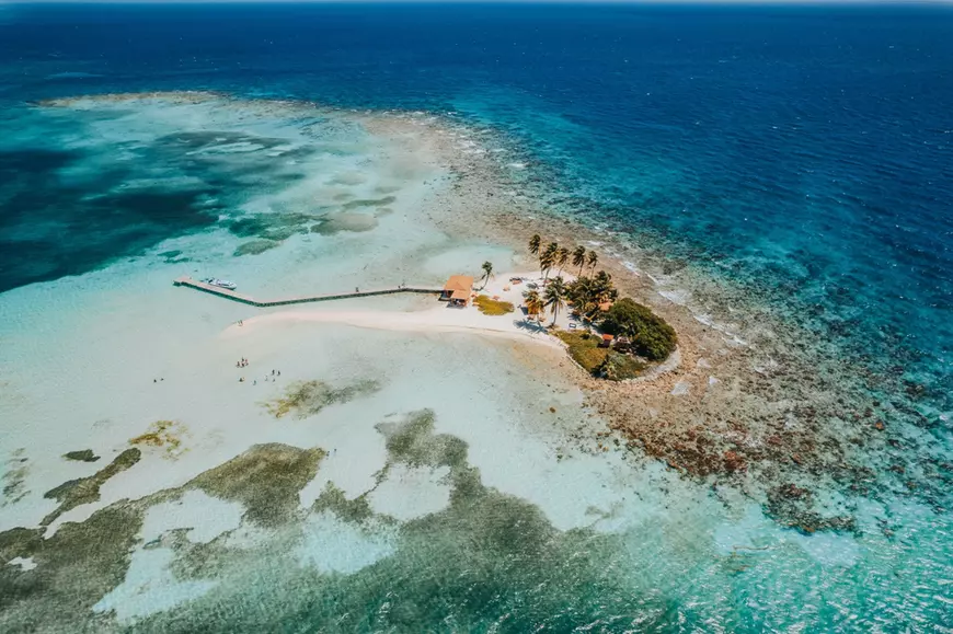 Insule private pe care le poţi închiria de pe platformele de rezervări turistice - Imagine cu o mică insulă amenajată pentru a primi turişti.