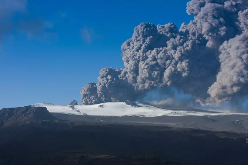 Vulcanul Eyjafjallajökull din Islanda – localizare, istoria erupțiilor, curiozități - Imagine cu un nor de cenuşă deasupra Vulcanului Eyjafjallajökull.