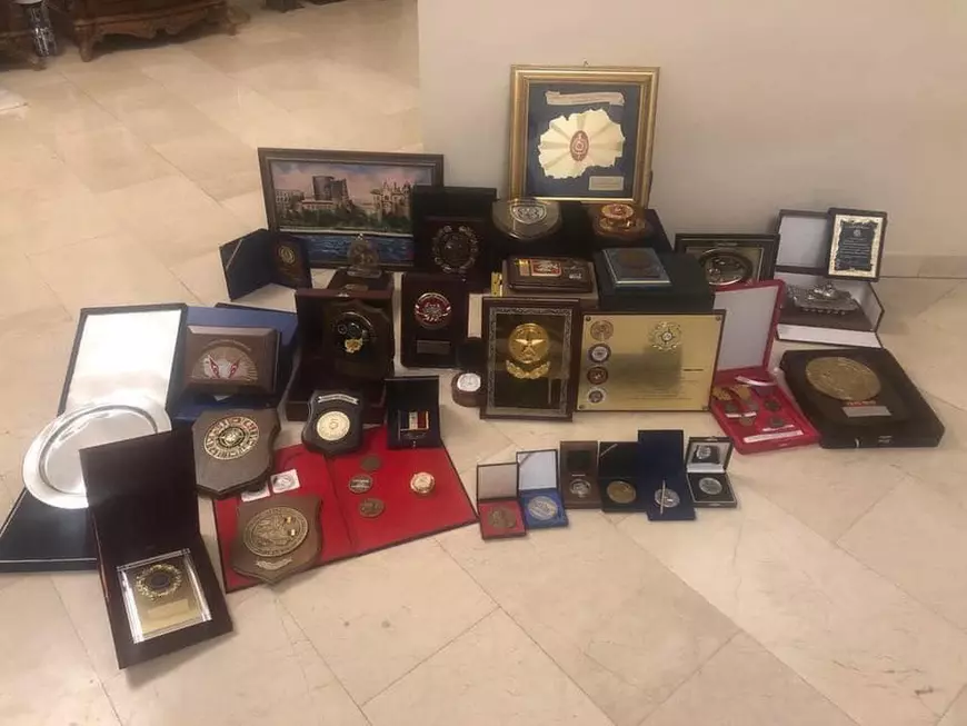 Bărbatul care s-a lăudat pe Facebook cu medaliile furate din casa fostului ministru Teodor Atanasiu, trimis în judecată: are 15 capete de acuzare