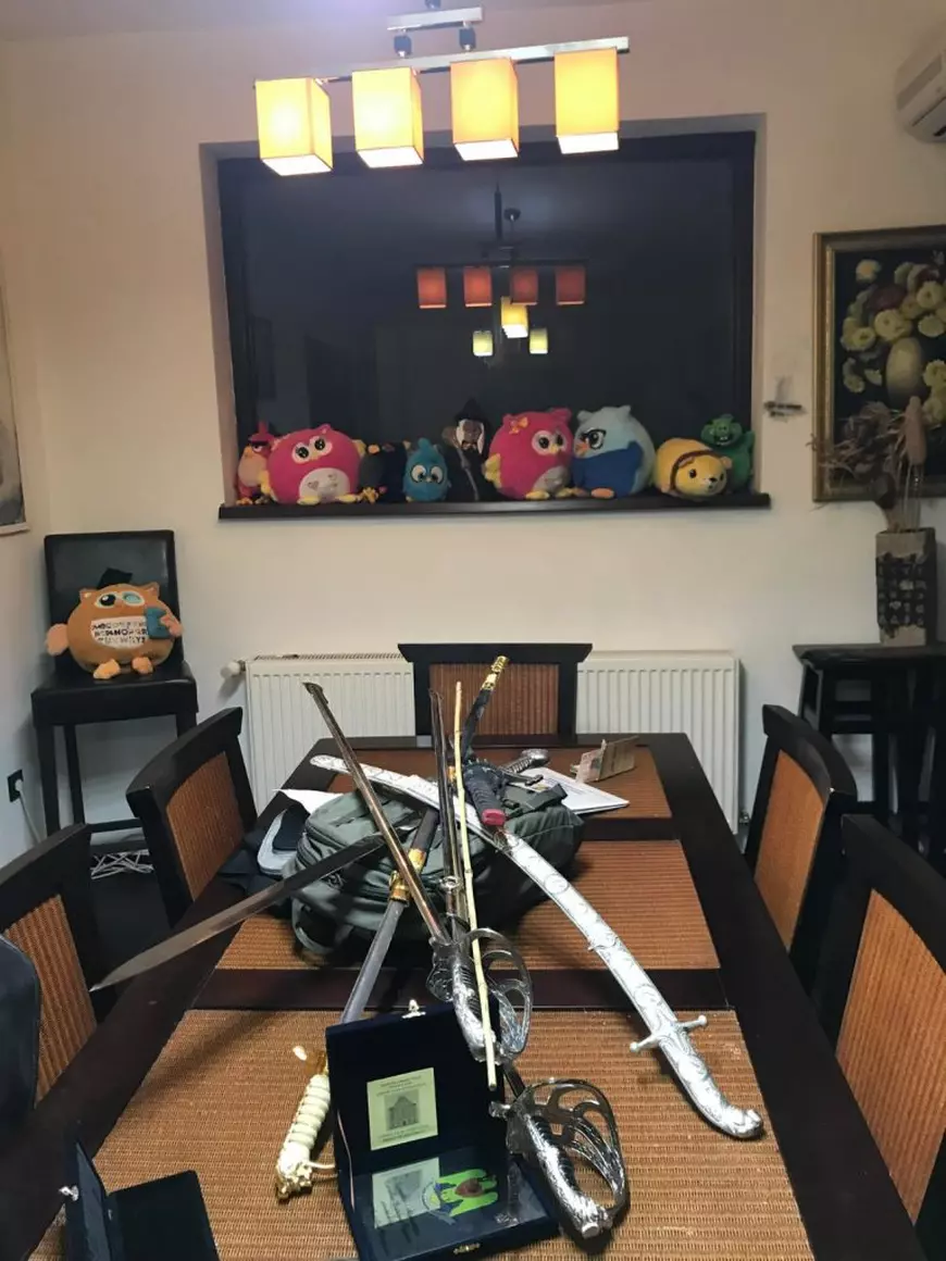 Bărbatul care s-a lăudat pe Facebook cu medaliile furate din casa fostului ministru Teodor Atanasiu, trimis în judecată: are 15 capete de acuzare