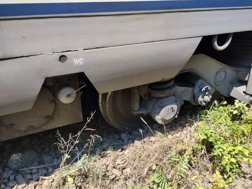 Un vagon al trenului IRN 347 Viena-Bucureşti Nord a deraiat în județul Brașov. Călătorii, preluați cu autocare