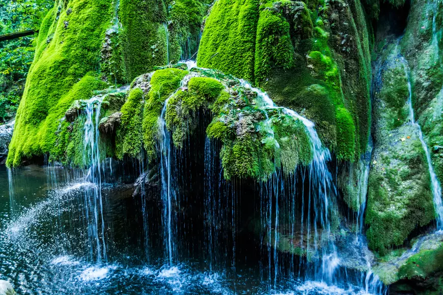 Cascada Bigar este unul dintre locurile pe unde trece Paralela 45 în România