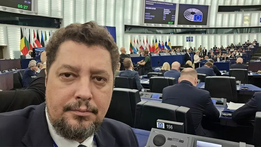 CORESPONDENȚĂ DE LA STRASBOURG. Realegerea Ursulei von der Leyen, sub zodia scandalului: vot pe muchie de cuțit, ploaie de promisiuni și un show oferit de Șoșoacă, care s-a certat și cu jurnaliștii străini