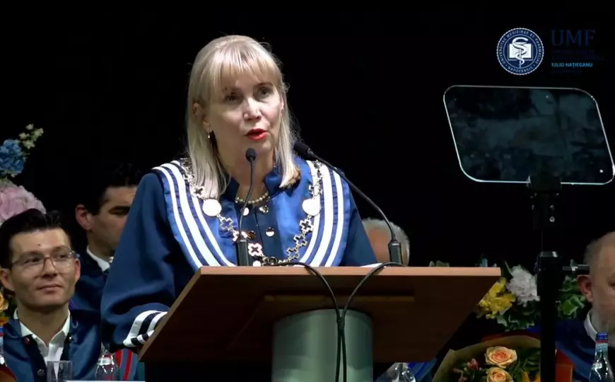 Studenții la medicină au început să plângă la ceremonia de absolvire, în timpul discursului rectorului UMF Cluj, Anca Buzoianu