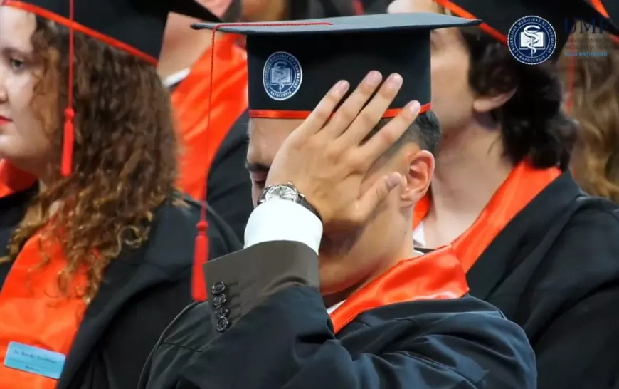 Studenții la medicină au început să plângă la ceremonia de absolvire, în timpul discursului rectorului UMF Cluj, Anca Buzoianu