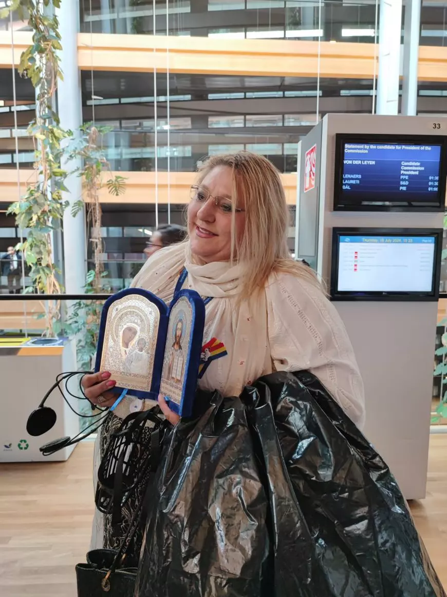 CORESPONDENȚĂ DE LA STRASBOURG. Realegerea Ursulei von der Leyen, sub zodia scandalului: vot pe muchie de cuțit, ploaie de promisiuni și un show oferit de Șoșoacă, care s-a certat și cu jurnaliștii străini