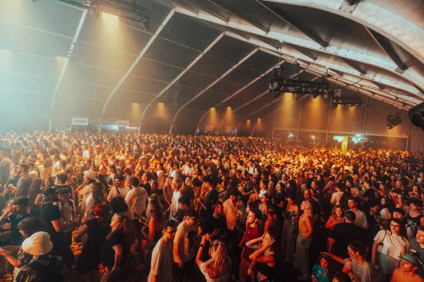 Plouă la Bonțida: Electric Castle 10 debutează cu ploaie de beat-uri, pași de dans și distracție