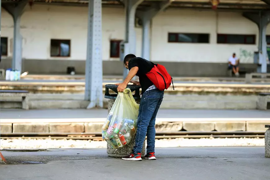O altă față a programului de garanție-reciclare. Alergând după PET-uri prin București: „Nu dau în cap, nu tâlhăresc, sunt bani munciți! Scot un milion, un milion jumate pe zi”