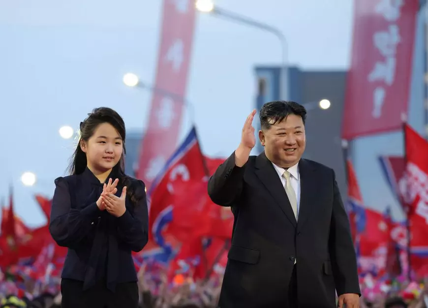 Kim Jong-un și fiica sa Kim Ju-ae în timpul unei ceremonii la Phenian Foto: Hepta