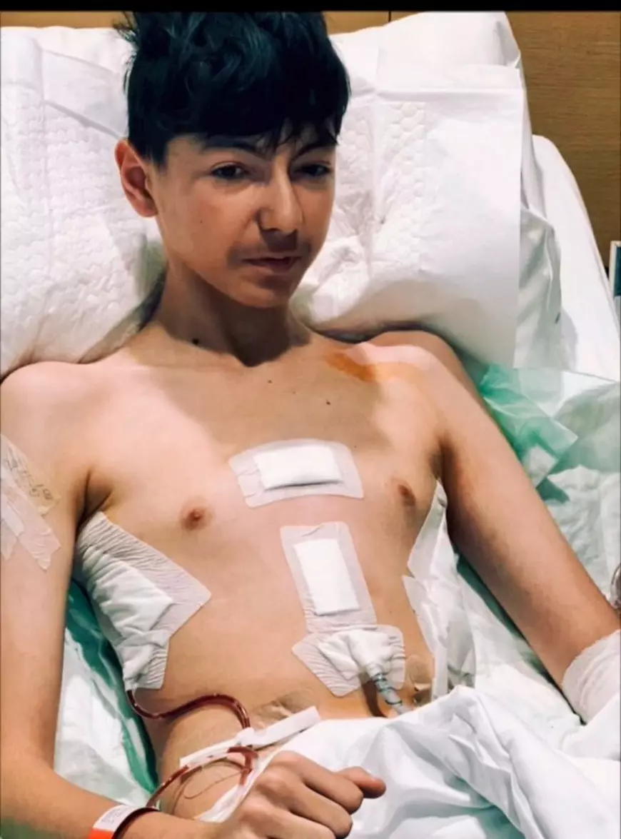 Liviu trebuie să ajungă în Austria, pentru investigații, la medicii care l-au operat. Băiatul bolnav de cancer, hidronefroză, morbus osler și o afecțiune care îi deformează oasele toracelui are nevoie de 3.500 de euro