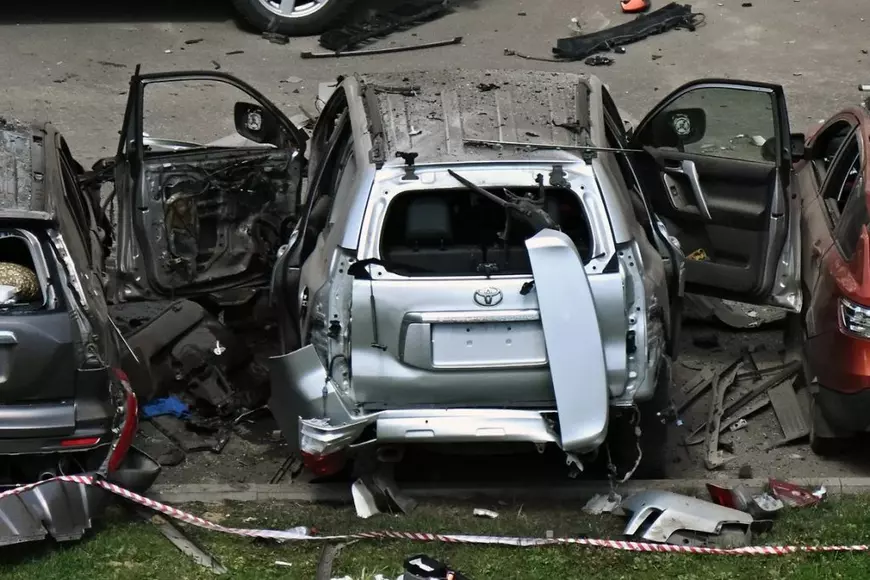 Video cu momentul în care Toyota Land Cruiser a unui ofițer explodează, la Moscova, când militarul și soția lui se urcau în mașină