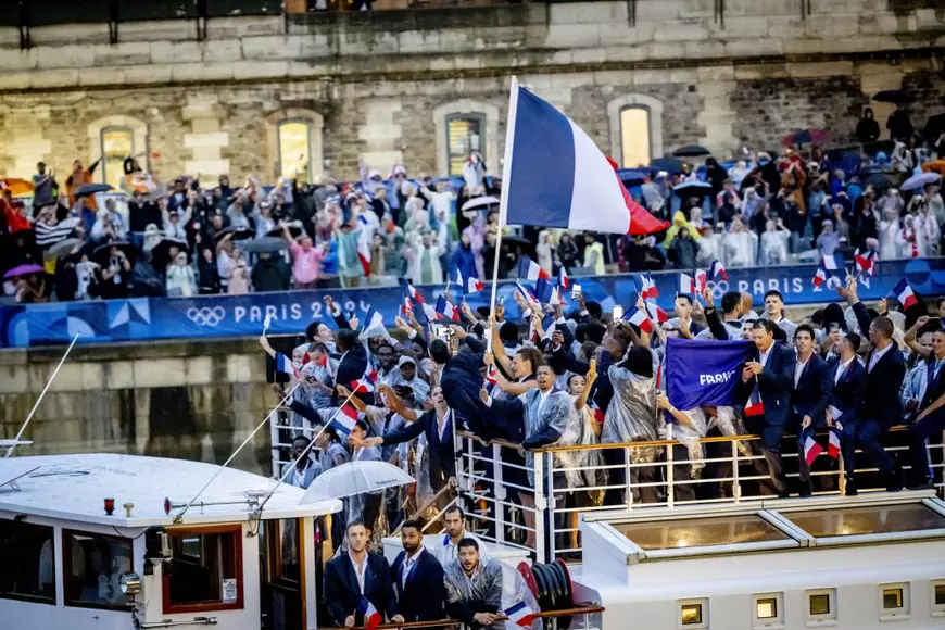 FOTO & VIDEO | Ceremonia de deschidere a Jocurilor Olimpice de la Paris 2024. Nadia Comăneci a purtat torța olimpică. Cristian Măcelaru a dirijat Orchestra Națională a Franței