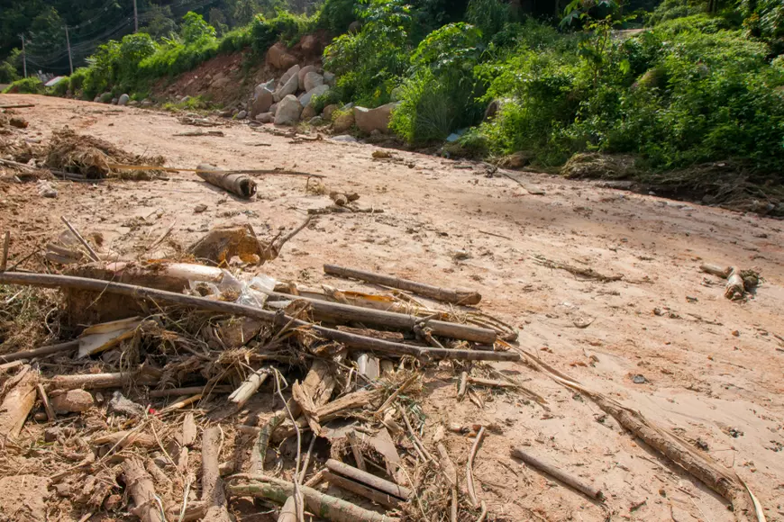 Cum să acţionezi în caz de inundaţii - Imagine cu urmările unei indaţii întrăo zonă montană.