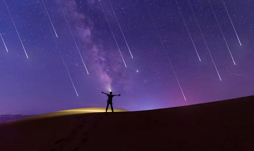 Perseidele – când are loc ploaia de meteoriți în 2024 - Imagine cu un bărbat care urmăreşte o ploaie de meteori.