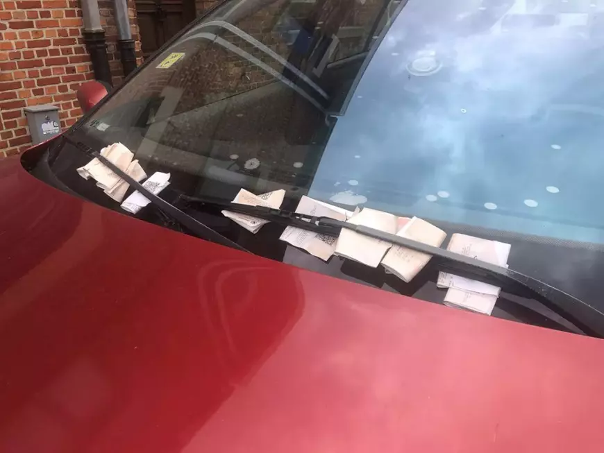 Un Renault roșu înmatriculat în România a primit 15 amenzi de parcare în două săptămâni, într-un oraș din Belgia