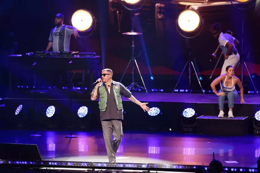 Rapperul Macklemore a chemat pe scenă o femeie care se ascundea de poliție, ca să cânte cu el, la un concert în Slovacia. „A uitat că era urmărită. Am luat-o ca din oală”