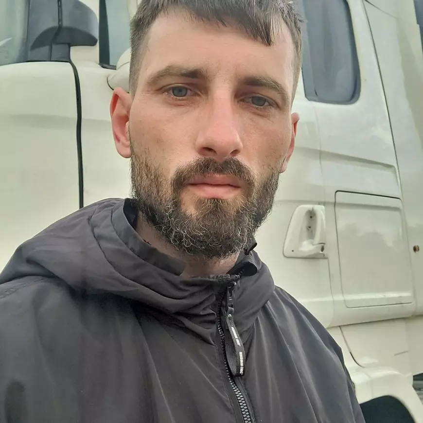 Românul care a înjunghiat de opt ori o fetiță de 11 ani, la Londra, este șofer de TIR. Șeful extremei drepte britanice: „Un imigrant, până la urmă!”