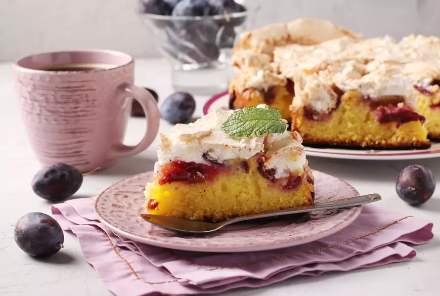 Prăjitura cu prune si bezea