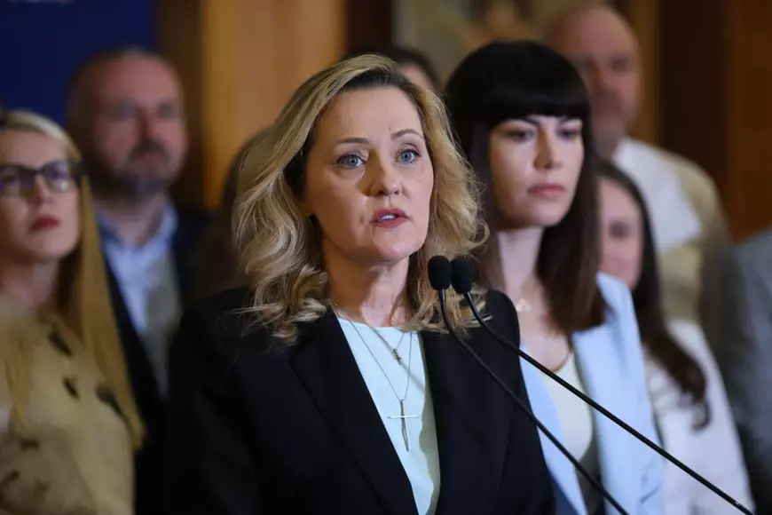 Elena Lasconi și o parte din aleșii din Parlament FOTO Dumitru Angelescu