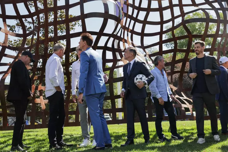 Monumentul dedicat Generației de Aur a României a fost inaugurat în fața Arenei Naționale. Este o poartă de fotbal uriașă