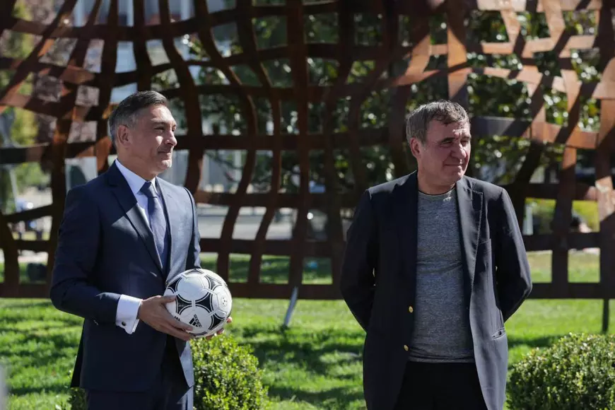 Monumentul dedicat Generației de Aur a României a fost inaugurat în fața Arenei Naționale. Este o poartă de fotbal uriașă