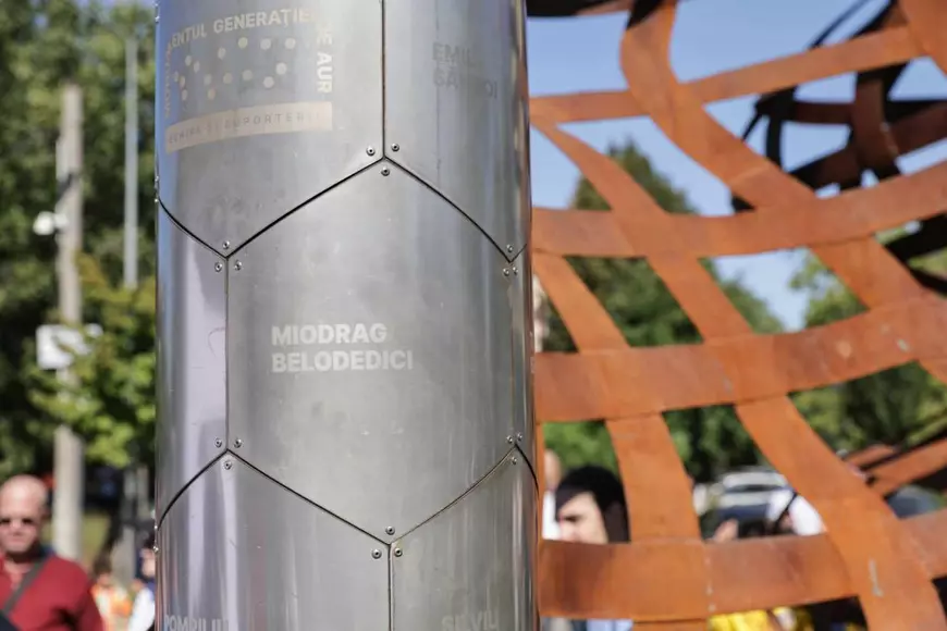 Monumentul dedicat Generației de Aur a României a fost inaugurat în fața Arenei Naționale. Este o poartă de fotbal uriașă