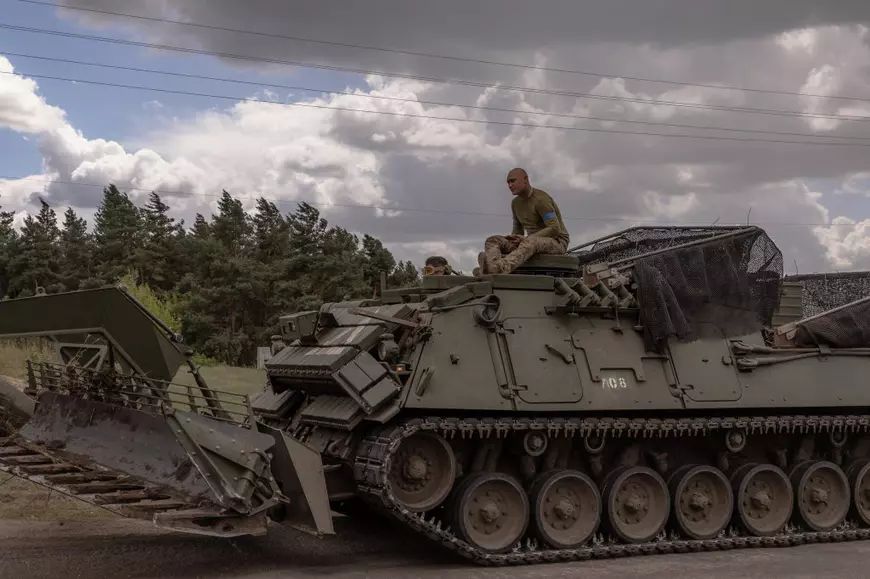 Militari ucraineni pe un blindat în ofensiva de la Kursk
