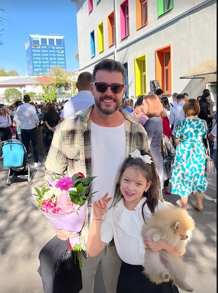 Cum s-a îmbrăcat Bianca Drăgușanu în prima zi de școală a fiicei sale. Sofia a fost condusă în clasa a II-a și de tatăl ei, Victor Slav