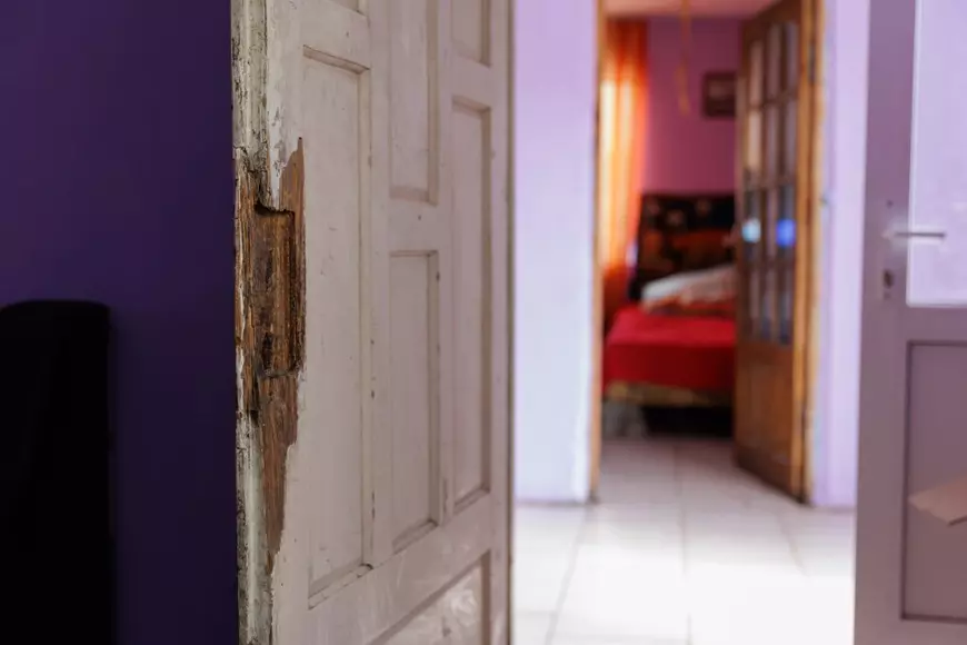 Pe urmele lui Ionuţ Geană, copilul dispărut după ce a fost dus de rude la un saivan din Tulcea unde era „om de curte”.  „L-am văzut când pleca cu o maşină roşie, cu unu’ tatuat”