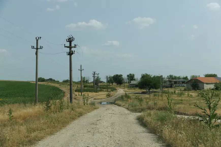 Pe urmele lui Ionuţ Geană, copilul dispărut după ce a fost dus de rude la un saivan din Tulcea unde era „om de curte”.  „L-am văzut când pleca cu o maşină roşie, cu unu’ tatuat”