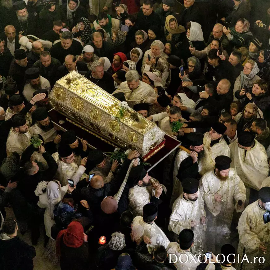 Pelerinaj la moaștele Sfintei Parascheva. Imagini cu miile de oameni veniți la Iași din toată țara