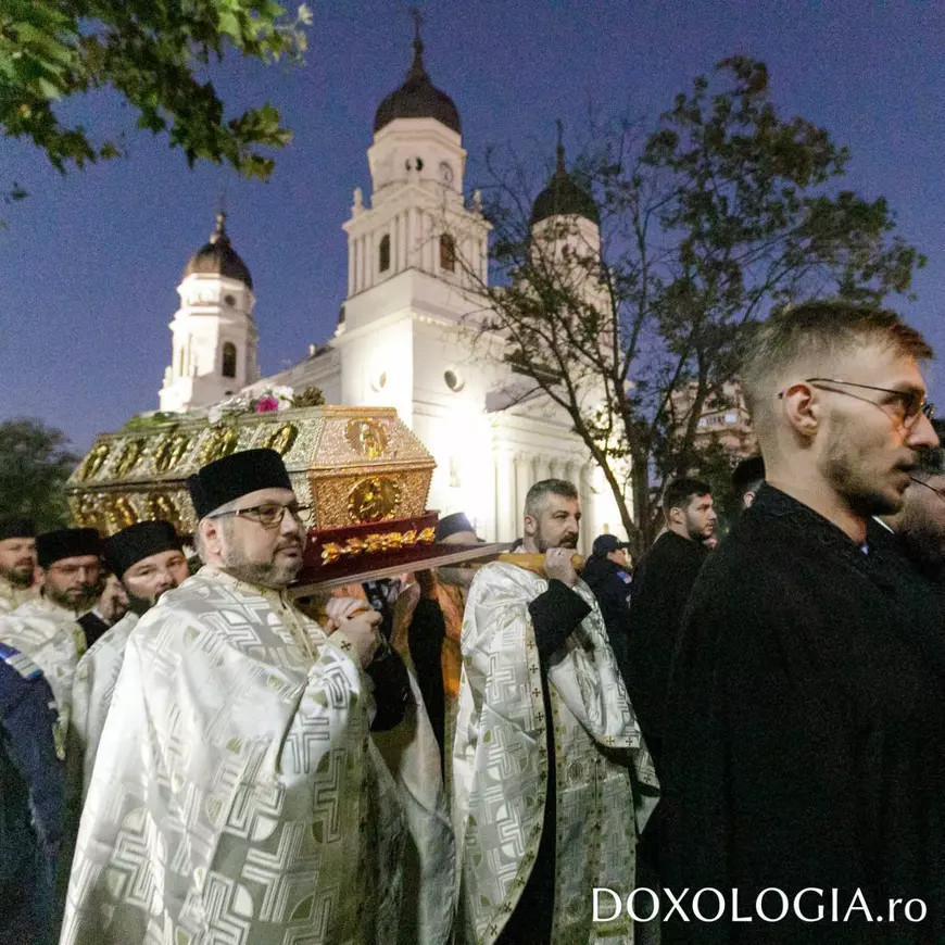 Pelerinaj la moaștele Sfintei Parascheva. Imagini cu miile de oameni veniți la Iași din toată țara