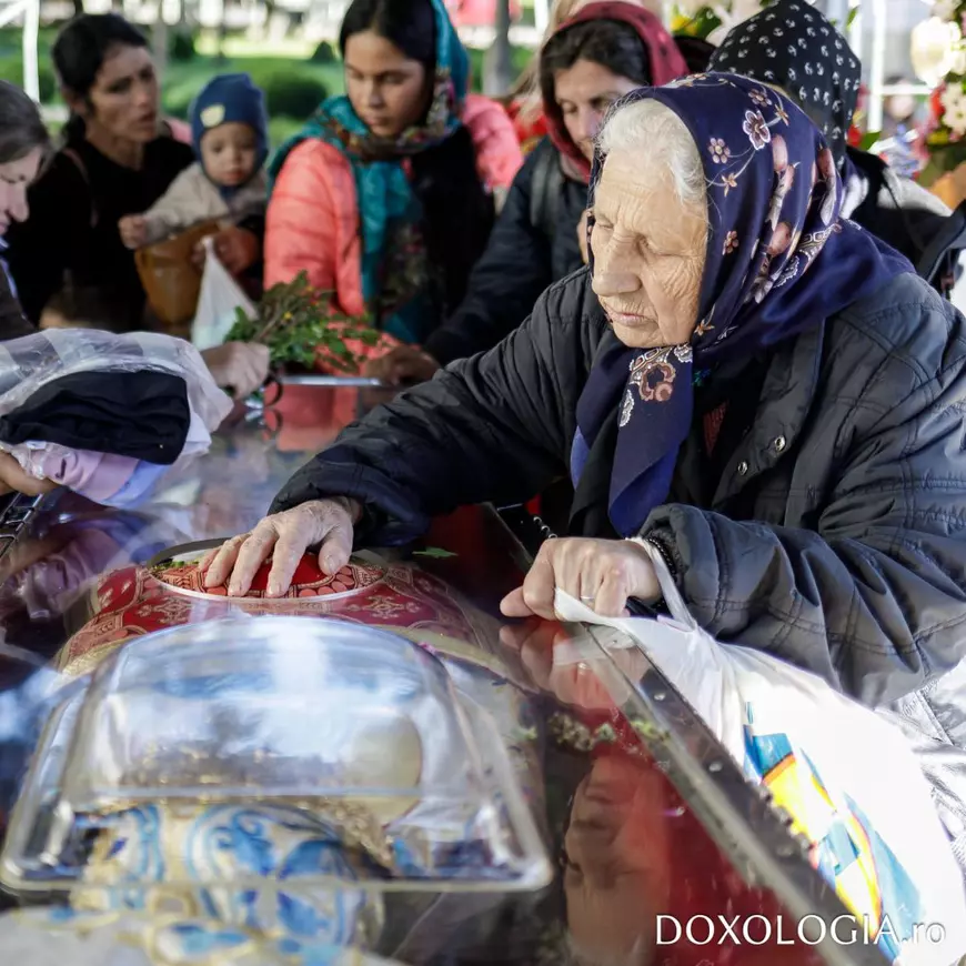 Pelerinaj la moaștele Sfintei Parascheva. Imagini cu miile de oameni veniți la Iași din toată țara