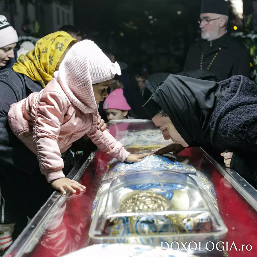 Pelerinaj la moaștele Sfintei Parascheva. Imagini cu miile de oameni veniți la Iași din toată țara