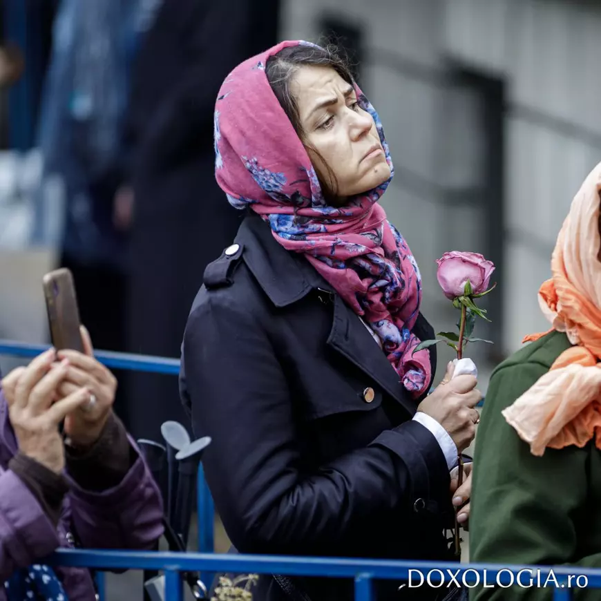 Racla cu moaştele Sfintei Cuvioase Parascheva, purtată în procesiune şi reaşezată în Catedrala Mitropolitană din Iași