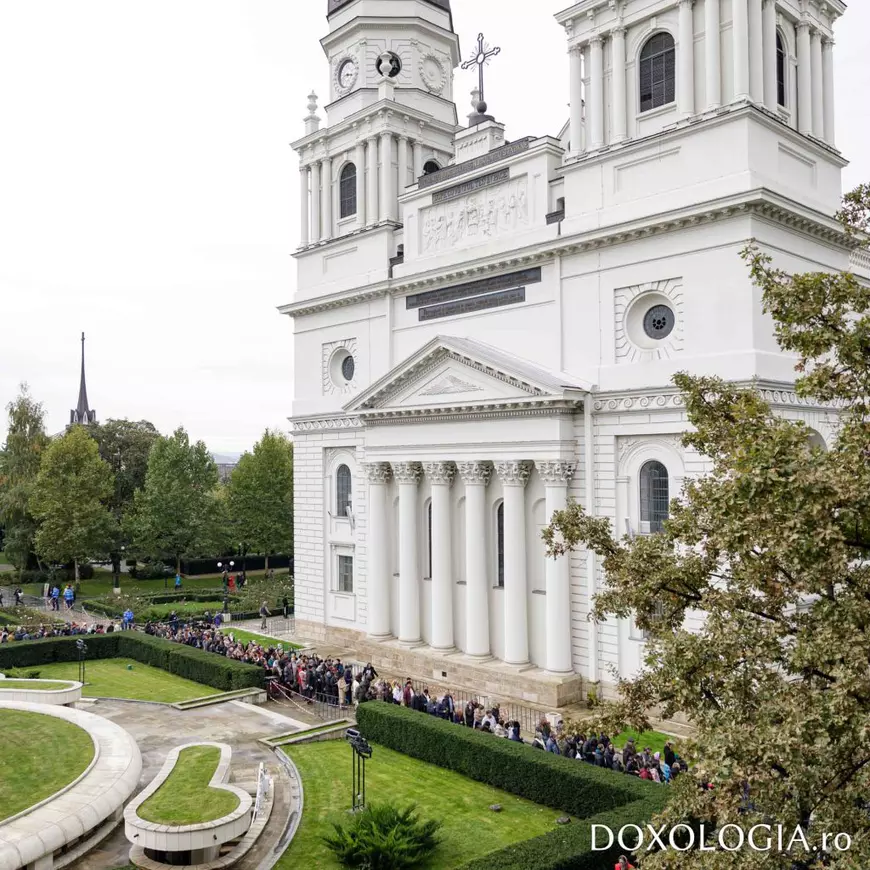 Racla cu moaştele Sfintei Cuvioase Parascheva, purtată în procesiune şi reaşezată în Catedrala Mitropolitană din Iași