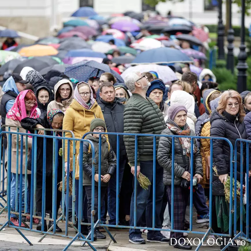 Racla cu moaştele Sfintei Cuvioase Parascheva, purtată în procesiune şi reaşezată în Catedrala Mitropolitană din Iași