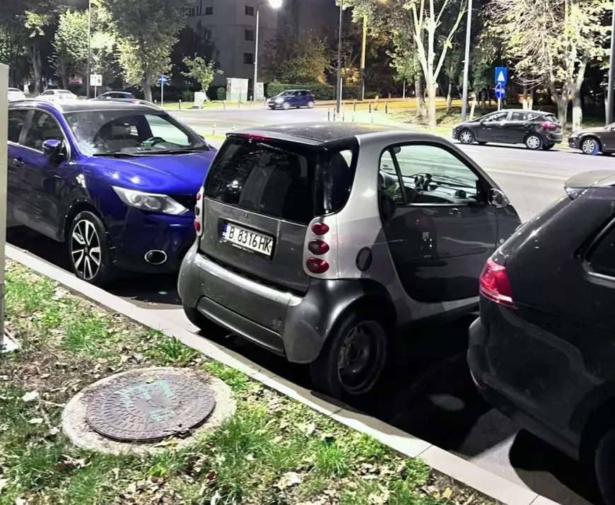 Parcare neobișnuită la Constanța, pe bulevardul Mamaia. Metoda inedită găsită de șoferul unui Smart